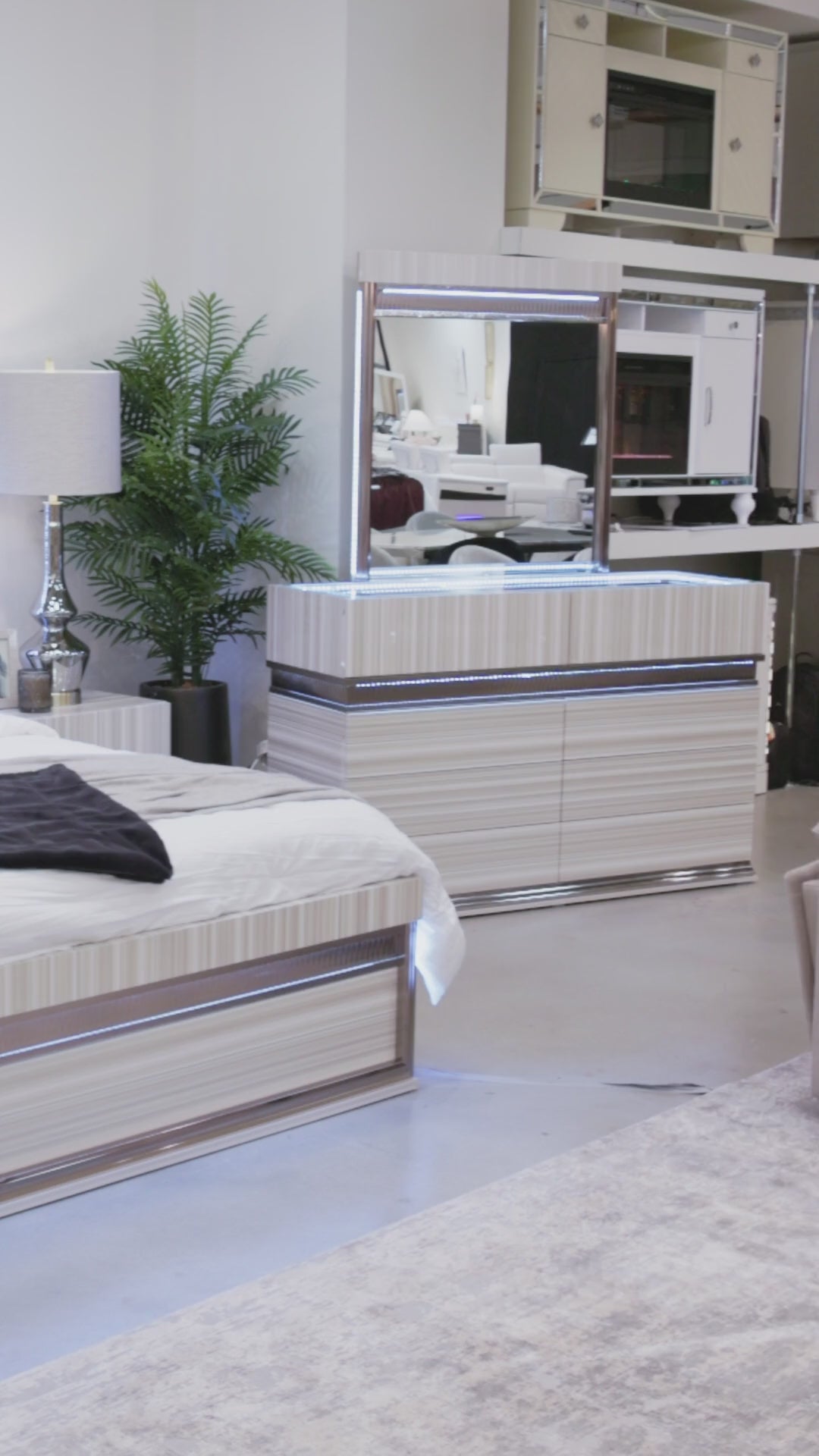 Leonor Queen 5PC Bedroom Set in Gray